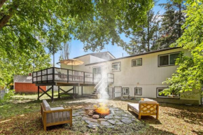 Hot Tub and Spacious Backyard Close to Lake!